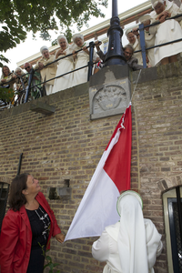 878100 Afbeelding van de wethouder van cultuur Margriet Jongerius en algemeen overste, Zuster Augustines Mariella ...